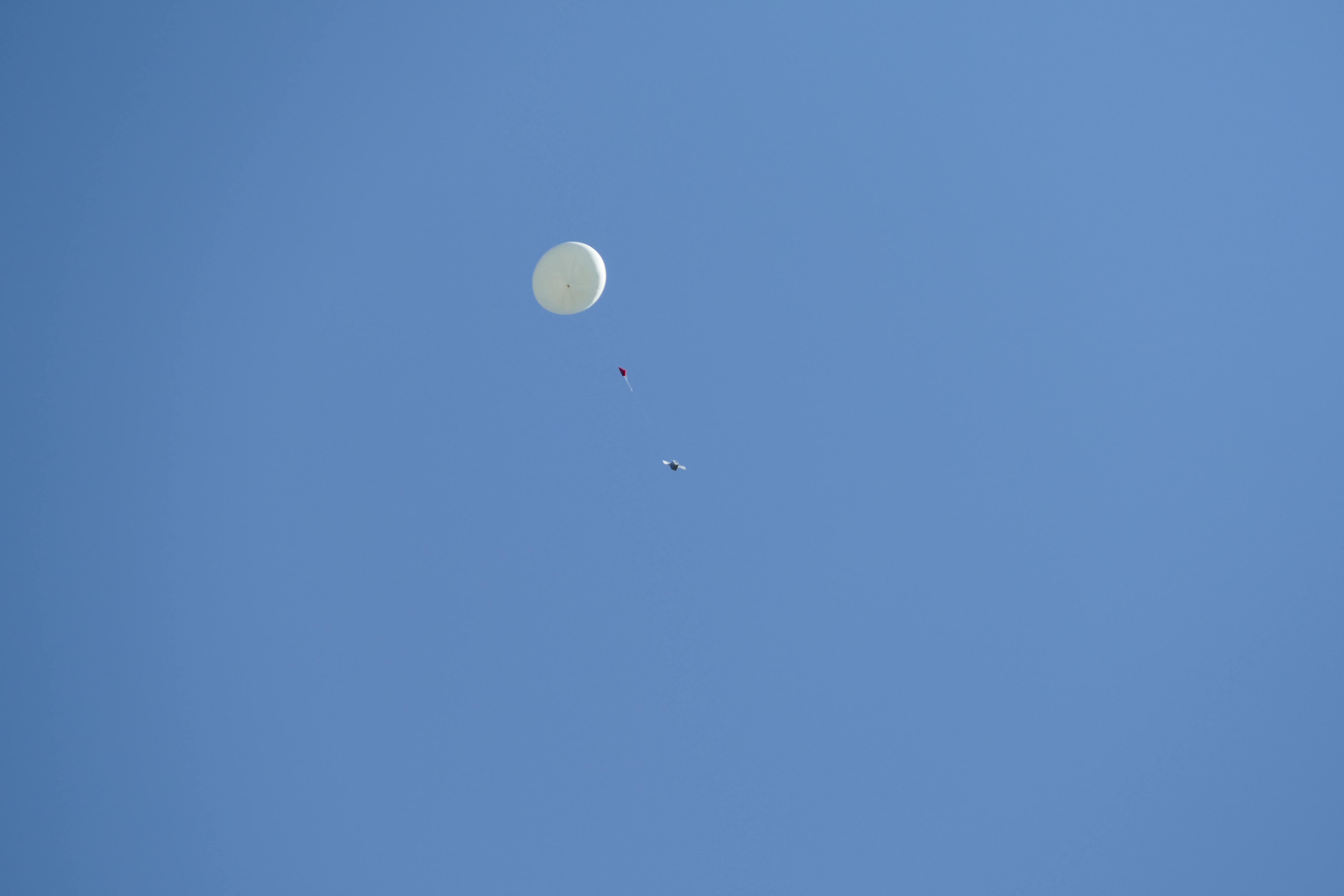 Der gestartete Ballon von der Erde aus.